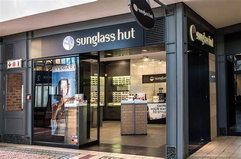 SUNGLASS HUT .